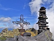 56 In vetta al Monte Valletto (2371 m) con vista alle spalle sulle tre cime del  Monte Ponteranica